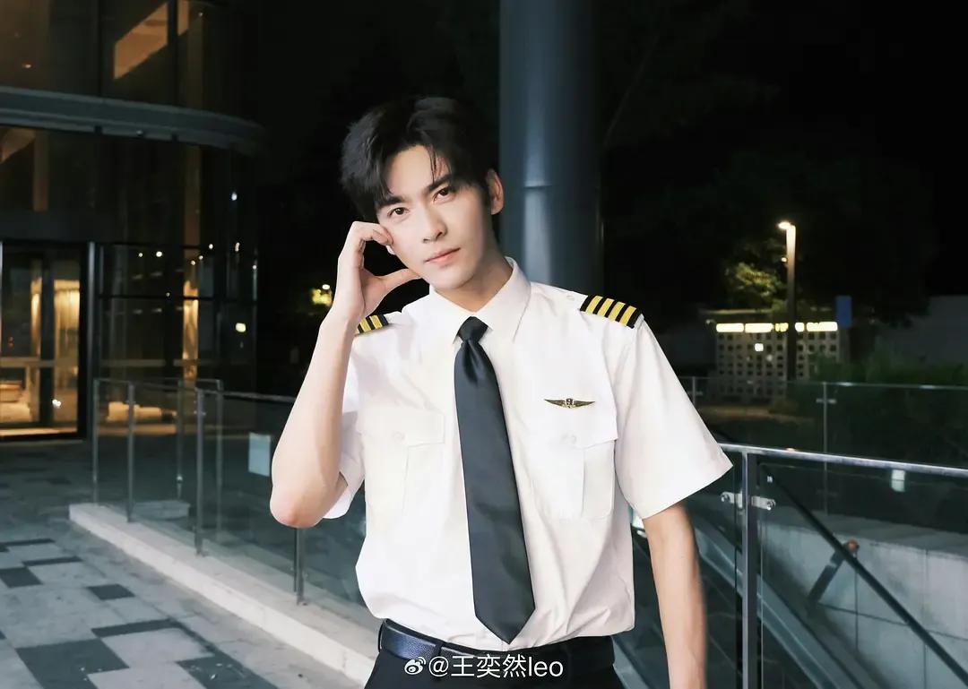 https://d2z41im5sef4ve.cloudfront.net/dev/wiki/wangyiran_photo_4.webp